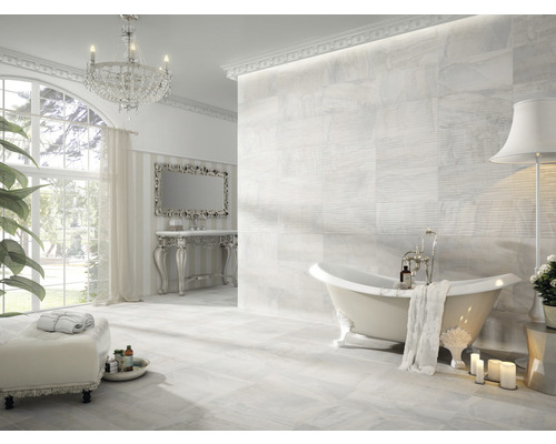 Elegantes Badezimmer mit freistehender Badewanne, Fliesenwand und Kristalllüster