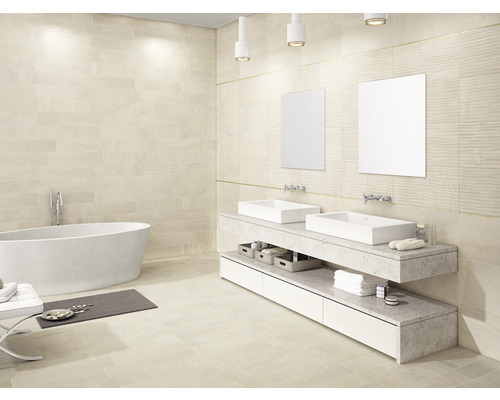 Helles Badezimmer mit Badewanne, Doppelwaschbecken und keramischen Wand- und Bodenfliesen.