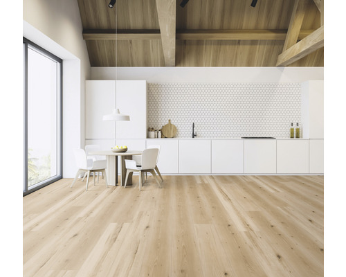 Heller Raum mit Holzbalkendecke, Holzboden und Küchenzeile