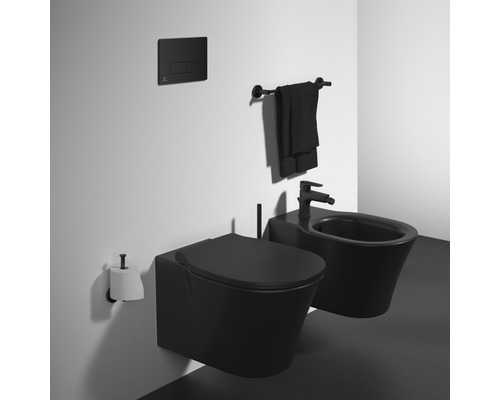 Salle de bains avec WC suspendu, bidet, plaque de commande, serviette et support papier toilette