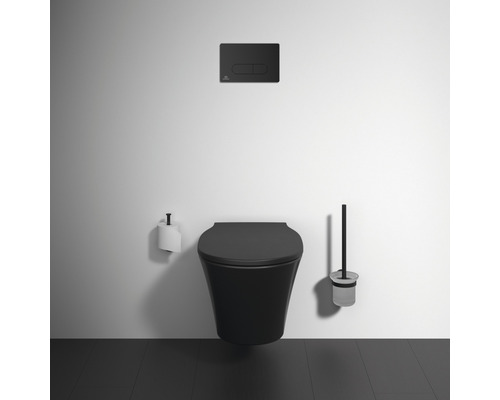 Wandhängendes WC mit Toilettenbürste und Toilettenpapierhalter im Badezimmer.