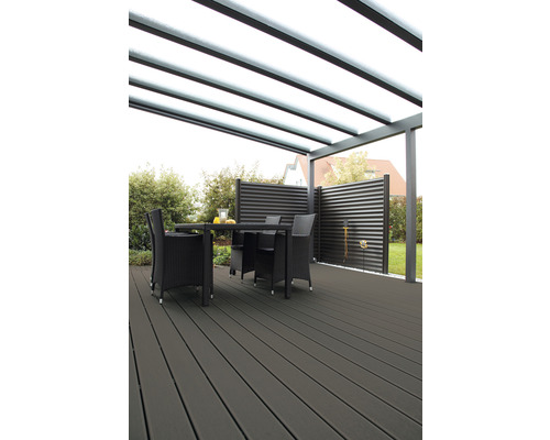 Terrasse avec toit, brise-vue et coin salon dans le jardin