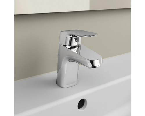 Glänzende Waschtischarmatur auf einem Waschbecken