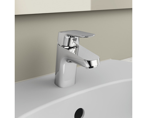 Glänzende Waschtischarmatur auf einem Waschbecken