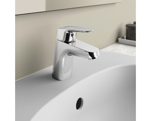 Glänzende Armatur auf einem Waschbecken