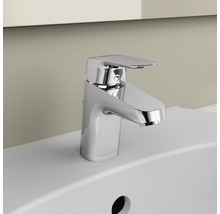 Waschtischarmatur aus Metall auf einem Waschbecken