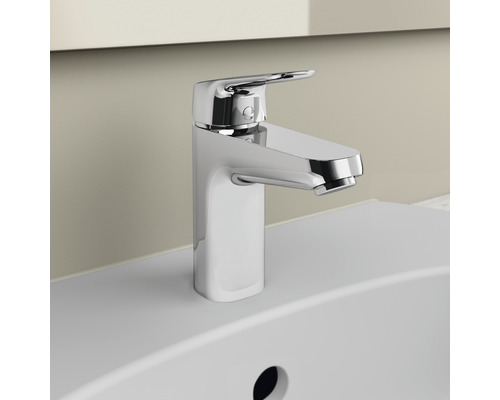 Glänzende Waschtischarmatur aus Metall auf einem weißen Waschbecken