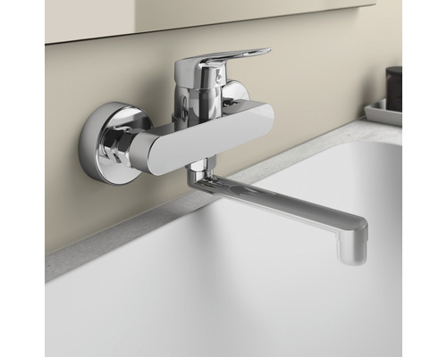 Robinet de cuisine mural chromé au-dessus d''un évier.