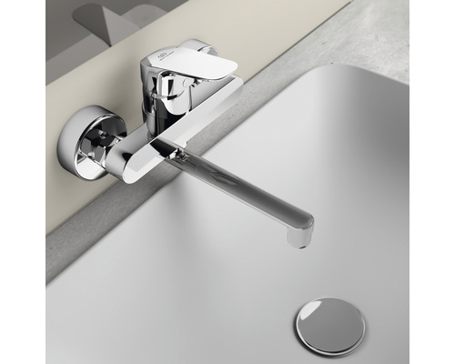 Robinet mural en métal au-dessus d''un lavabo