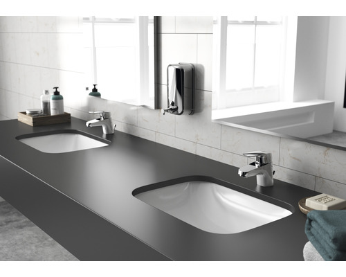 Badezimmer mit Doppelwaschbecken, Armaturen und Seifenspender