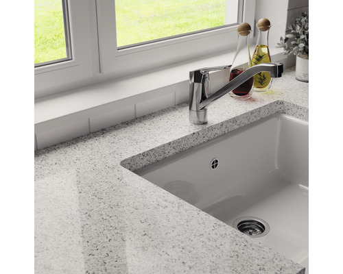 Küchenszene mit Spültisch, Armatur und Arbeitsplatte