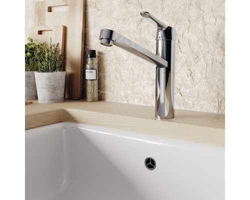 Küchenspüle mit Armatur und Arbeitsplatte