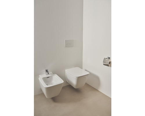 Bidet und Wand-Tiefspül-WC aus Sanitärkeramik im Badezimmer