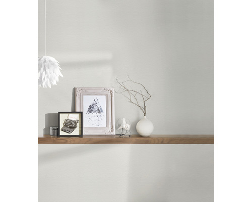 Décoration murale avec des photos, des décorations et une étagère