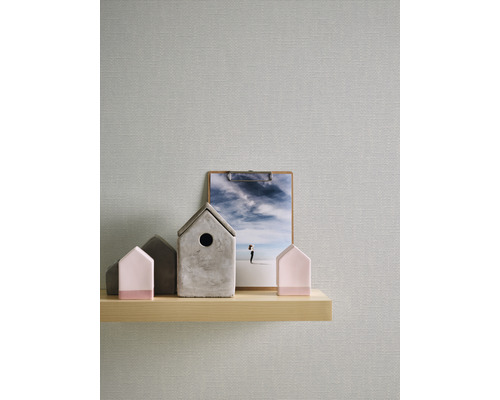 Mur décoratif avec fond clair, étagère, décorations pour la maison et image