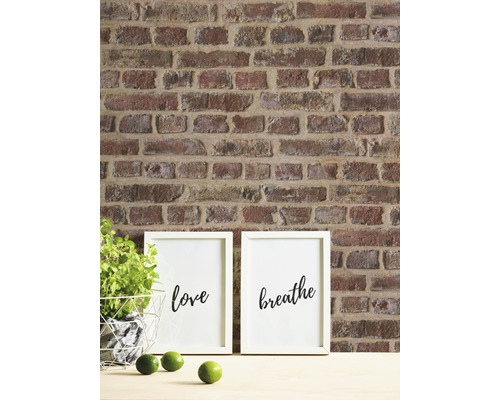 Décoration murale avec papier peint en briques, cadres avec les mots amour et respirer, plante en pot et citrons verts