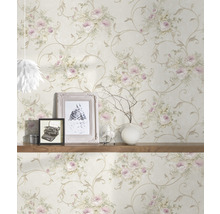 Papier peint beige avec motif floral de roses dans un salon