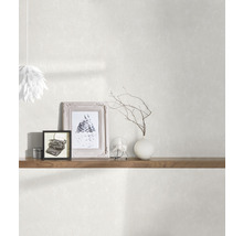 Intérieur avec papier peint à motifs, étagère, tableaux et décorations