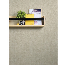 Regal mit Pflanze, Klemmbrett und Notizblock an der Wand