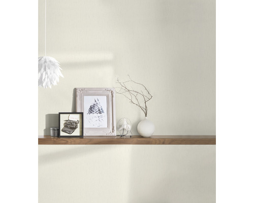 Szene mit heller Tapete, Regalbrett, Dekoration und Lampe