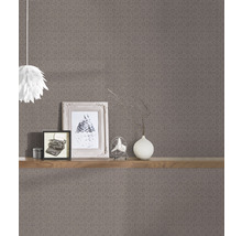 Papier peint décoratif brun avec motifs dans un intérieur