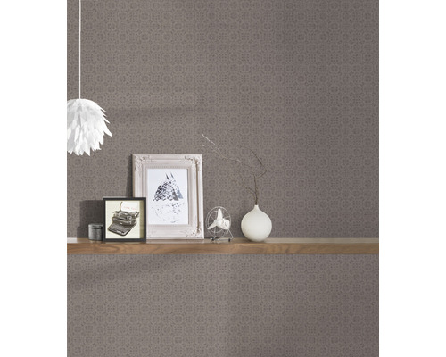 Dekorative braune Tapete mit Mustern im Interieur