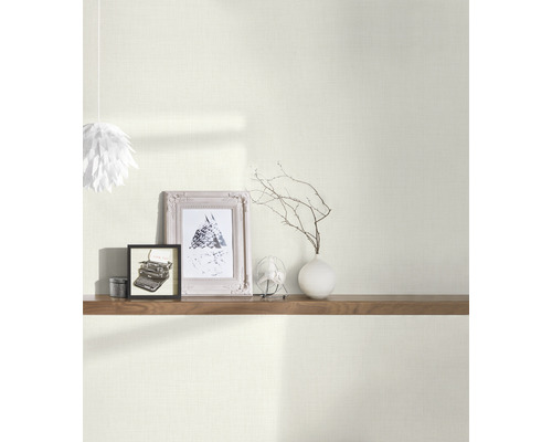 Papier peint clair avec aspect textile dans la pièce