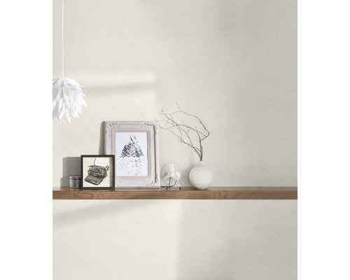 Wandgestaltung mit Regalboden, Dekoration und Beleuchtung für ein wohnliches Ambiente