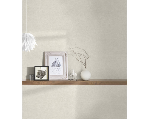 Vue d''une pièce avec papier peint textile et décoration sur une étagère en bois