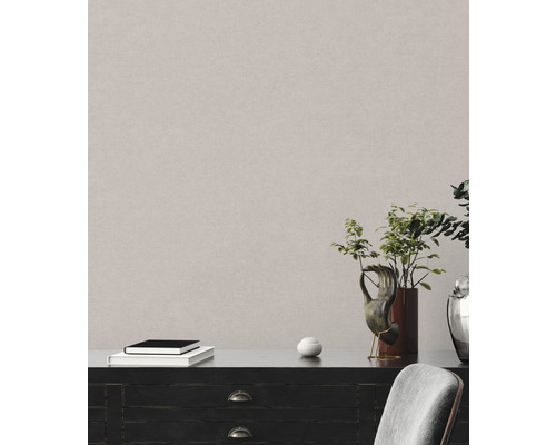 Gros plan d''un papier peint mural structuré dans un intérieur avec commode et décoration.