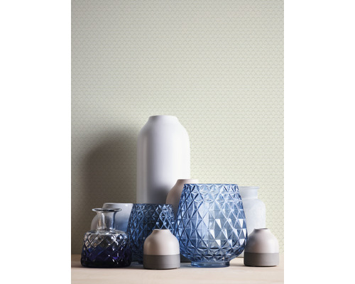Dekorative Vasen auf einem Tisch vor einer gemusterten Tapete
