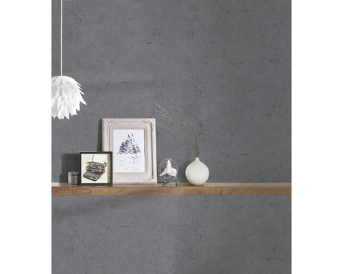 Mur gris avec étagère en bois, décorations et lampe
