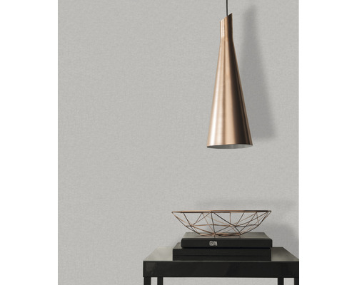 Innenraum mit Pendelleuchte und Wandtapete