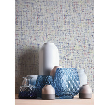 Divers vases devant un papier peint à motifs