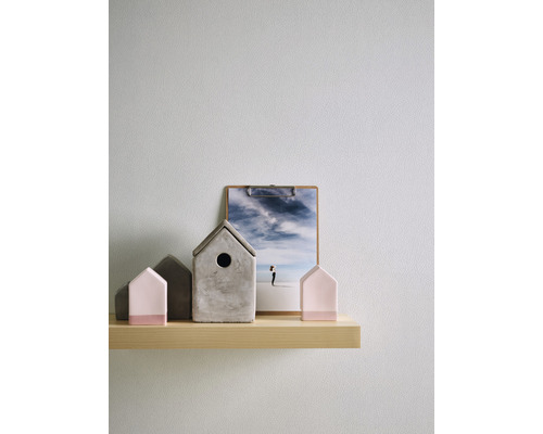 Décoration sur une étagère : maisons en béton et une photographie