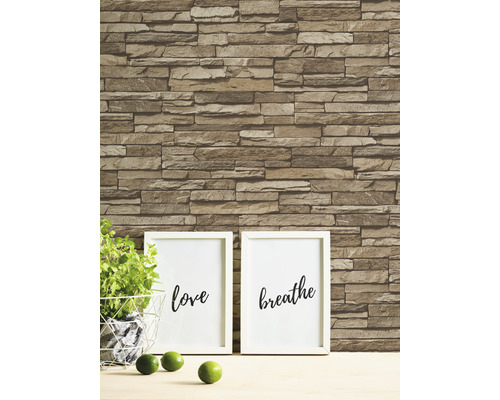 Décoration murale avec papier peint aspect pierre, inscriptions encadrées et décoration