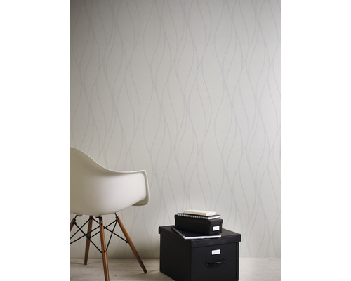 Heller Raum mit gemusterter Tapete, Stuhl und Aufbewahrungsboxen