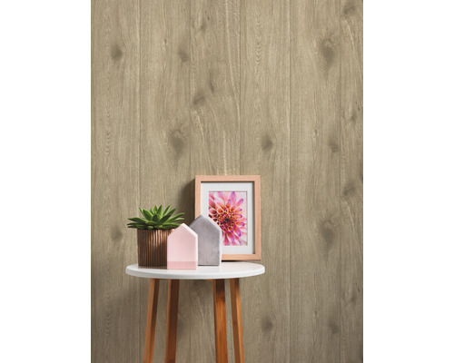 Gros plan d''un stratifié à texture de bois derrière une table avec décoration