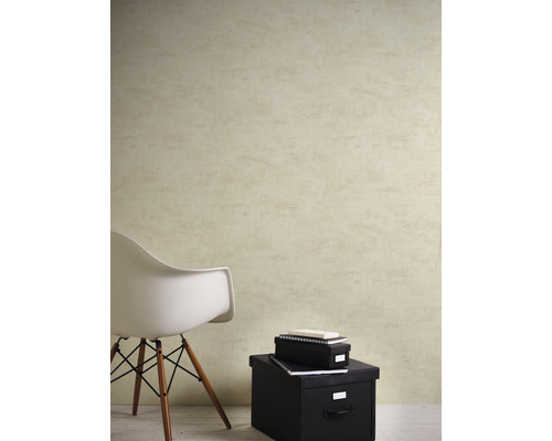 Scène d''intérieur avec un papier peint texturé, une chaise blanche et des boîtes de rangement noires