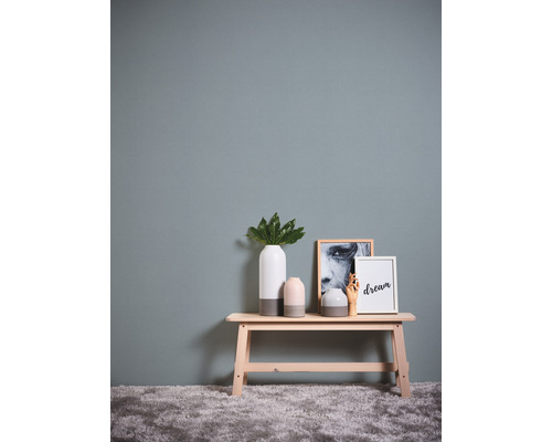 Dekorative Szene mit Bank, Vasen und Bildern an einer Wand