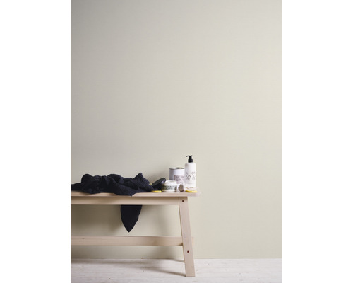 Wand mit Farbe gestrichen, Bank mit Accessoires