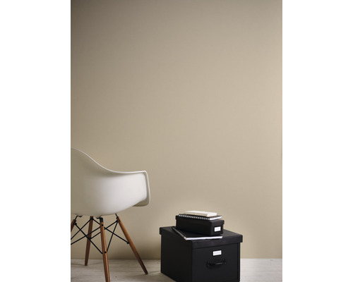 Szene mit einem Stuhl und Aufbewahrungsboxen vor einer Wand