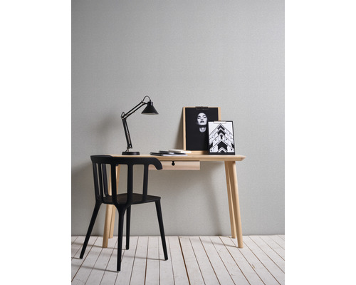 Arbeitsplatz mit Schreibtisch, Lampe und schwarzem Stuhl