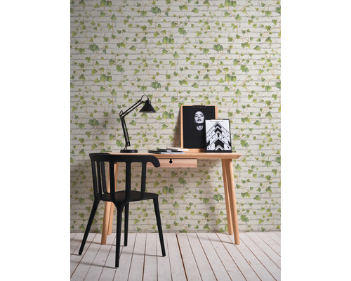 Zëmmer mat Schreifdësch, Stull, Lampe an enger Tapéit mat Zillen- an Efeumuster