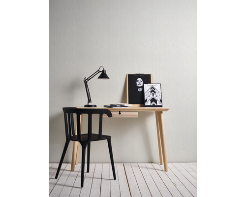Bureau avec lampe de bureau, chaise et images pour un bureau