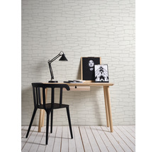 Einrichtung mit Schreibtisch, Stuhl und Tapete im Steinwanddesign