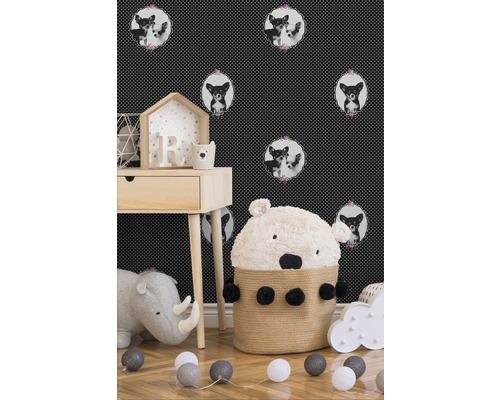 Kinderzimmer mit Schreibtisch und Tapete mit Hundemotiv