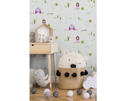 Kinderzimmer mit Mustertapete, Nachttisch und Spielzeugfiguren