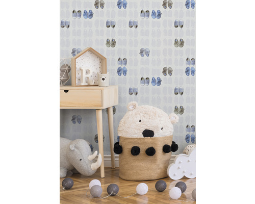 Kinderzimmer mit Tapete mit Schuhmotiv, Nachttisch und Spielzeug