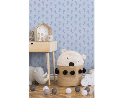 Kinderzimmer mit Tapete mit Fußabdruckmuster, Nachttisch, Spielzeug und dekorativer Beleuchtung